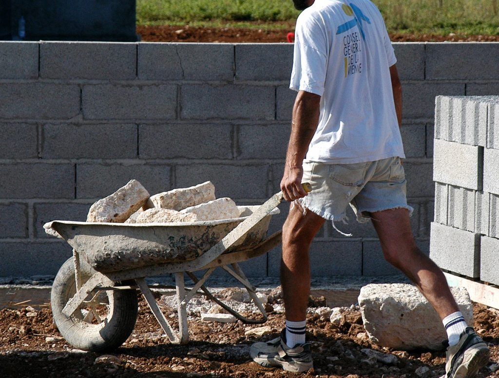 Mur du voisin qui donne sur ma propriété : puis-je le peindre ou obliger mon voisin à le crépir ?